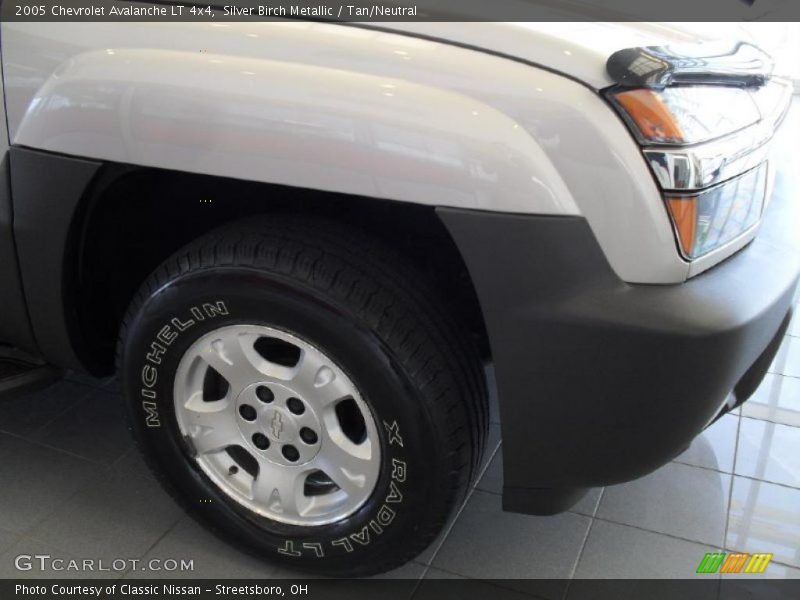 Silver Birch Metallic / Tan/Neutral 2005 Chevrolet Avalanche LT 4x4