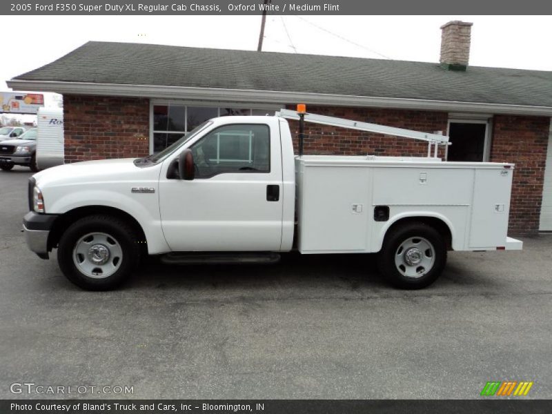 Oxford White / Medium Flint 2005 Ford F350 Super Duty XL Regular Cab Chassis