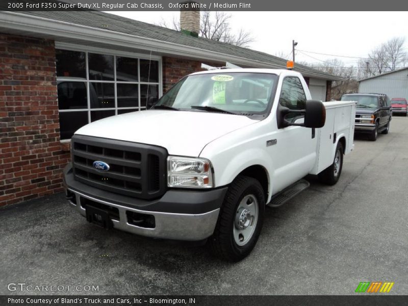 Oxford White / Medium Flint 2005 Ford F350 Super Duty XL Regular Cab Chassis
