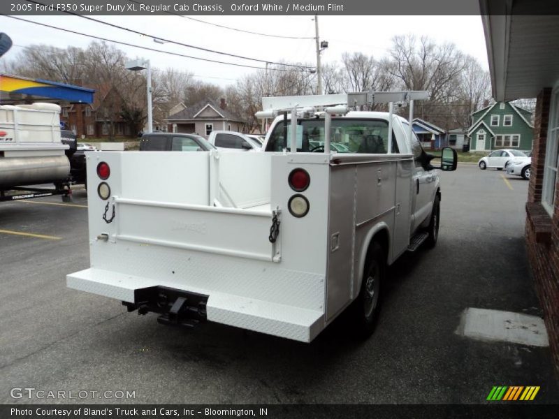 Oxford White / Medium Flint 2005 Ford F350 Super Duty XL Regular Cab Chassis