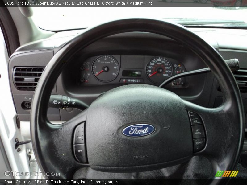 Oxford White / Medium Flint 2005 Ford F350 Super Duty XL Regular Cab Chassis