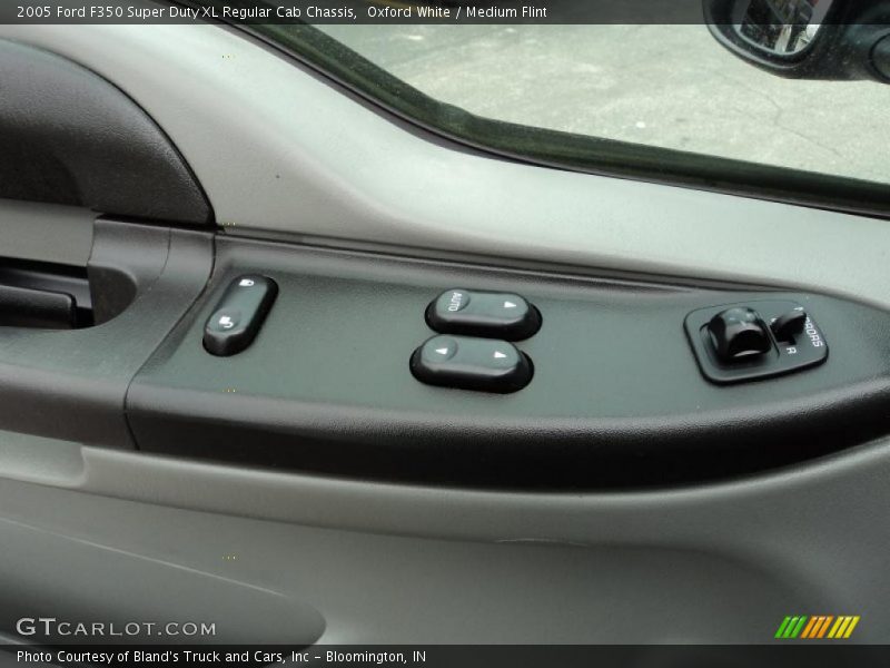 Oxford White / Medium Flint 2005 Ford F350 Super Duty XL Regular Cab Chassis