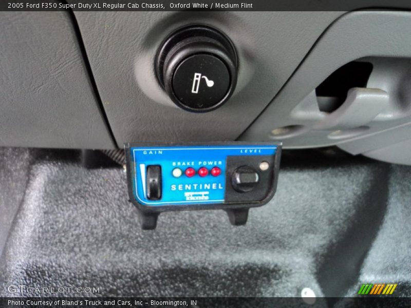 Oxford White / Medium Flint 2005 Ford F350 Super Duty XL Regular Cab Chassis
