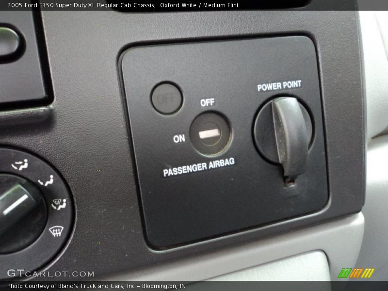 Controls of 2005 F350 Super Duty XL Regular Cab Chassis