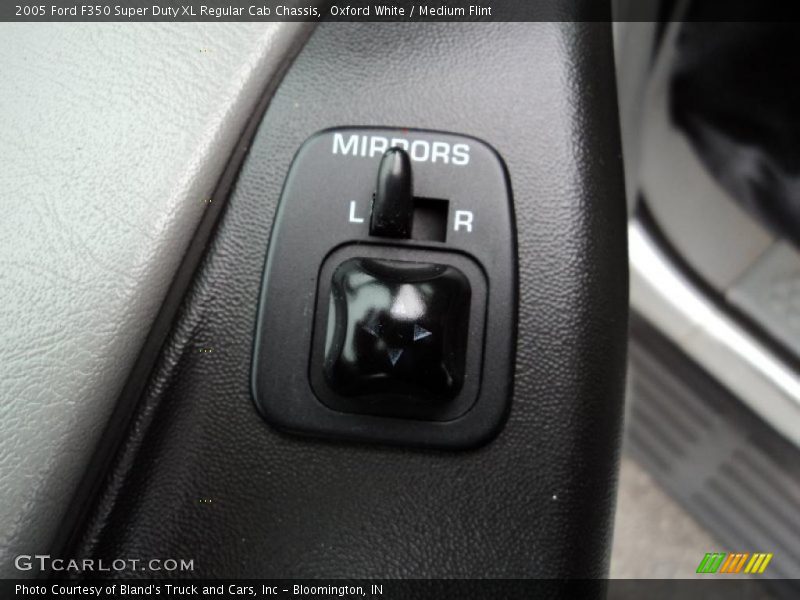 Oxford White / Medium Flint 2005 Ford F350 Super Duty XL Regular Cab Chassis