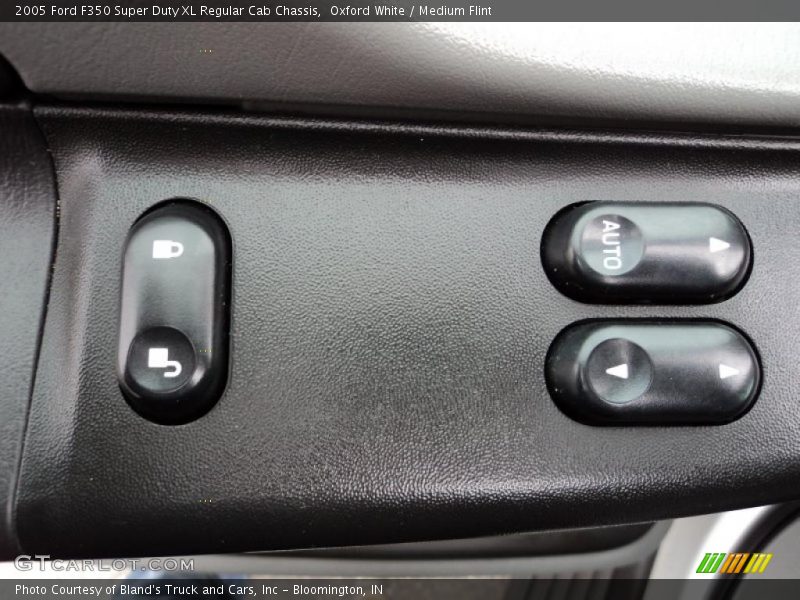 Oxford White / Medium Flint 2005 Ford F350 Super Duty XL Regular Cab Chassis