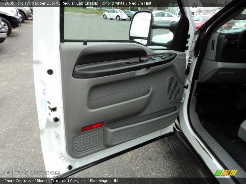Oxford White / Medium Flint 2005 Ford F350 Super Duty XL Regular Cab Chassis