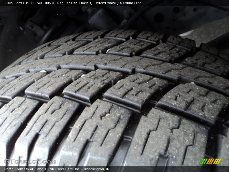 Oxford White / Medium Flint 2005 Ford F350 Super Duty XL Regular Cab Chassis