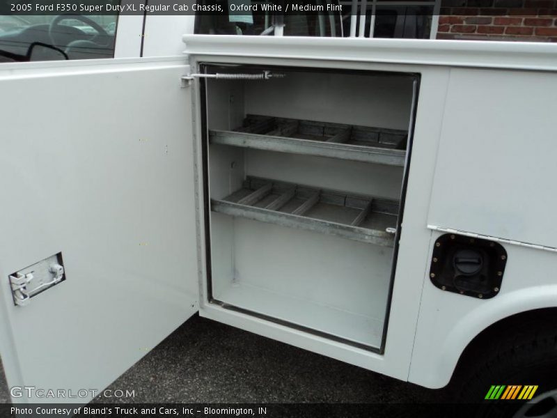 Oxford White / Medium Flint 2005 Ford F350 Super Duty XL Regular Cab Chassis