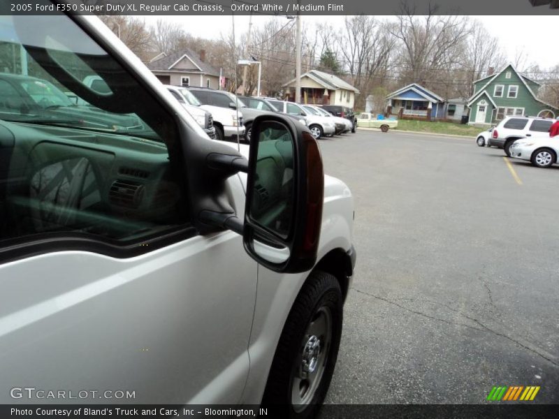 Oxford White / Medium Flint 2005 Ford F350 Super Duty XL Regular Cab Chassis