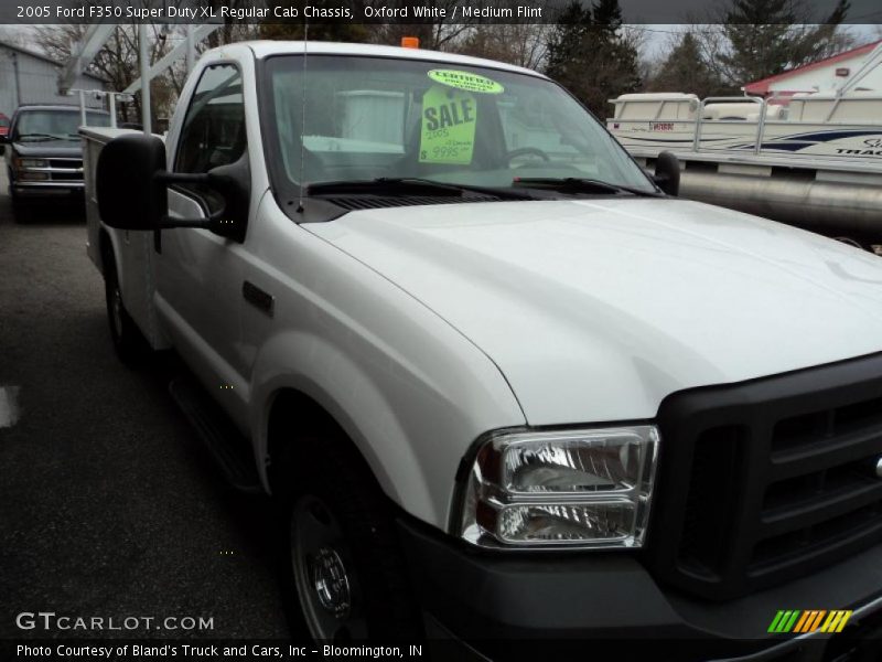 Oxford White / Medium Flint 2005 Ford F350 Super Duty XL Regular Cab Chassis