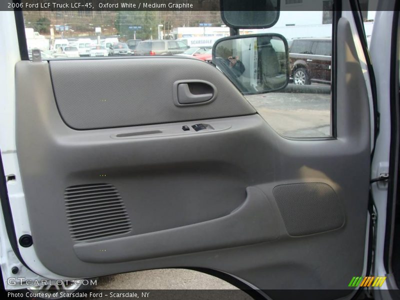 Oxford White / Medium Graphite 2006 Ford LCF Truck LCF-45