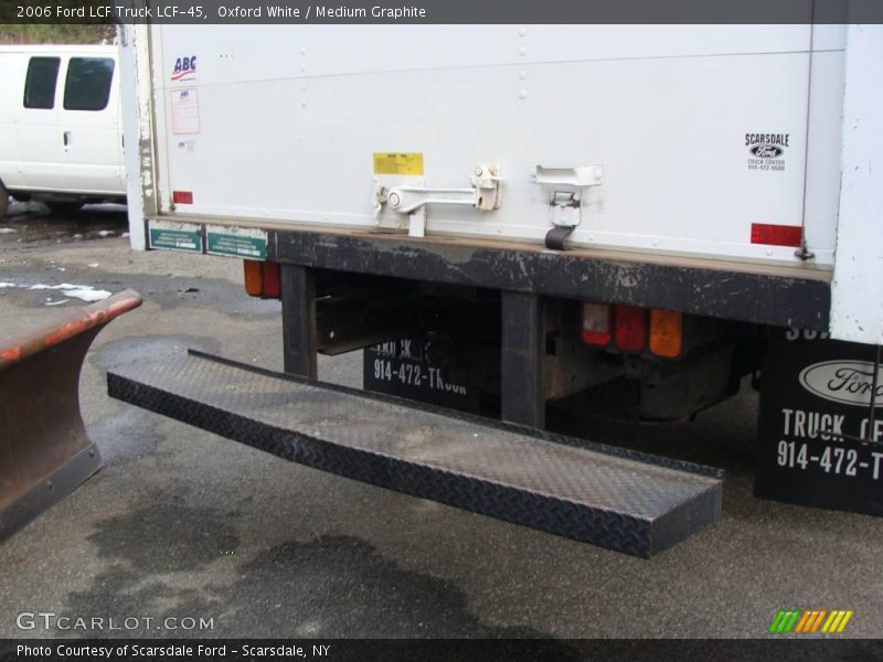 Oxford White / Medium Graphite 2006 Ford LCF Truck LCF-45