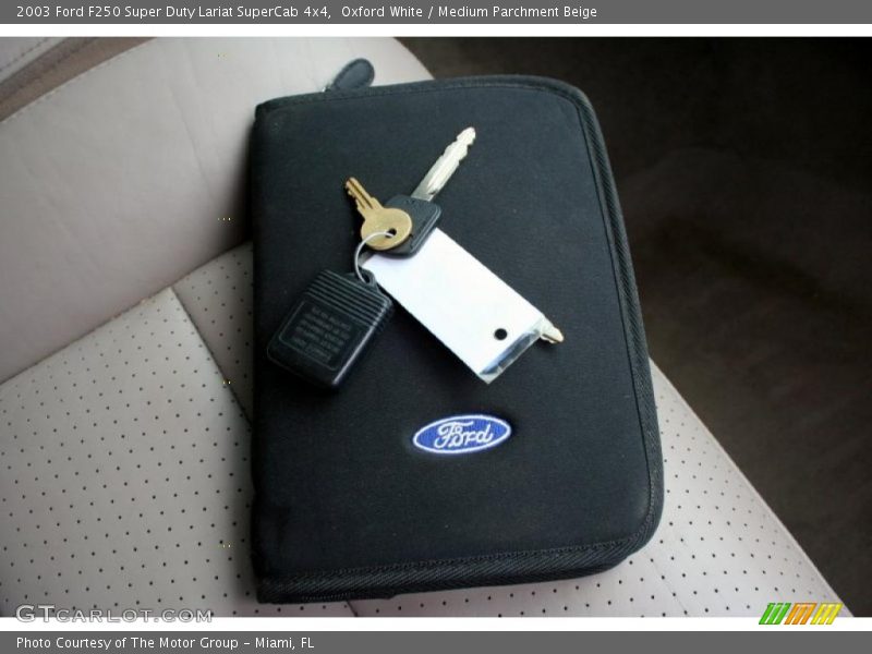 Oxford White / Medium Parchment Beige 2003 Ford F250 Super Duty Lariat SuperCab 4x4