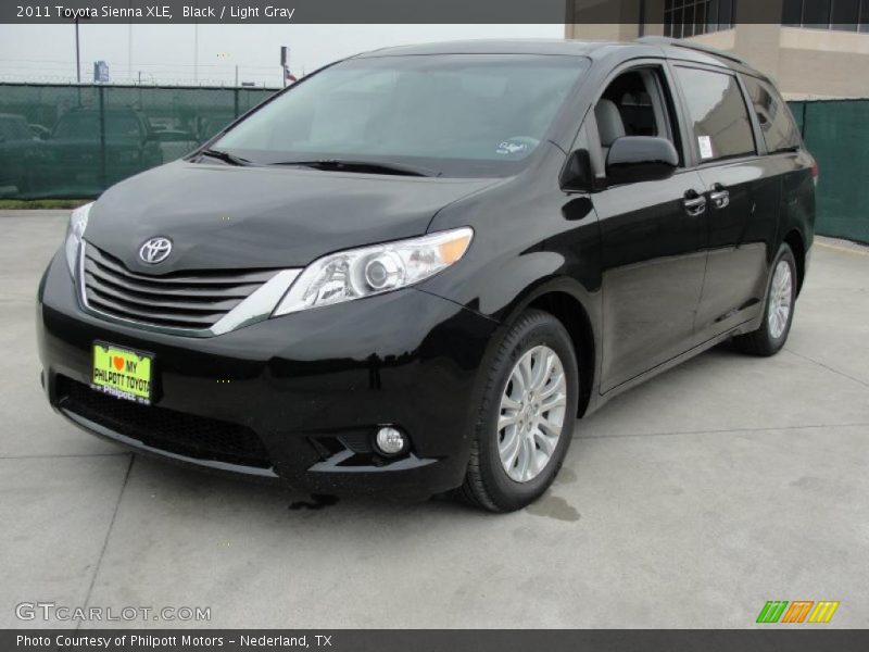 Front 3/4 View of 2011 Sienna XLE