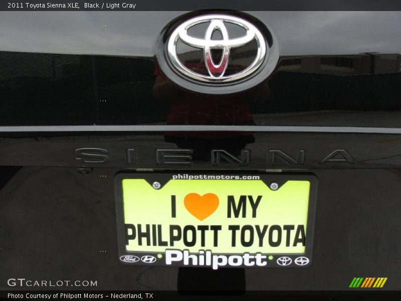 Black / Light Gray 2011 Toyota Sienna XLE