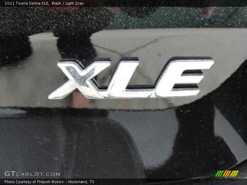 Black / Light Gray 2011 Toyota Sienna XLE