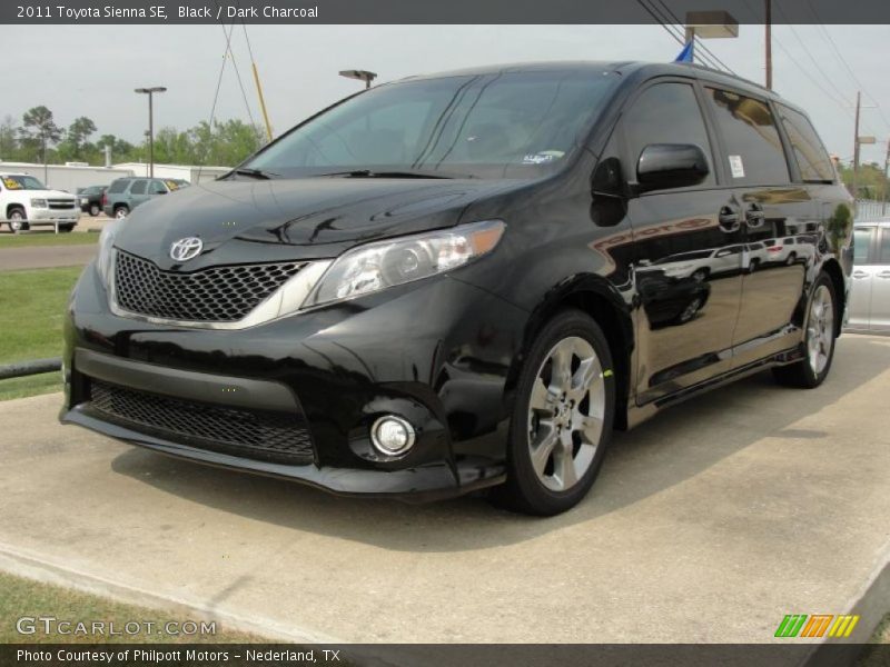 Front 3/4 View of 2011 Sienna SE