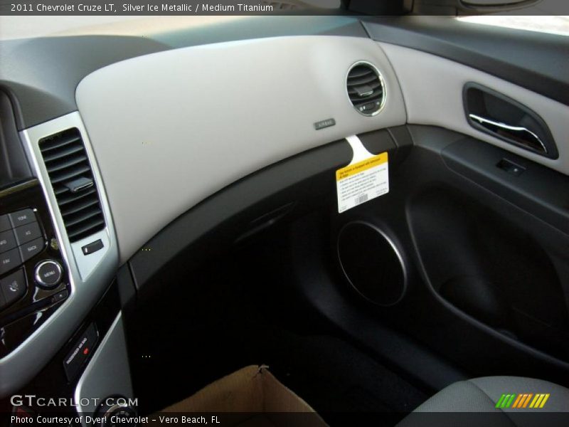 Silver Ice Metallic / Medium Titanium 2011 Chevrolet Cruze LT