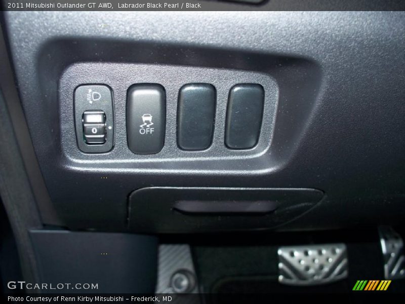 Labrador Black Pearl / Black 2011 Mitsubishi Outlander GT AWD