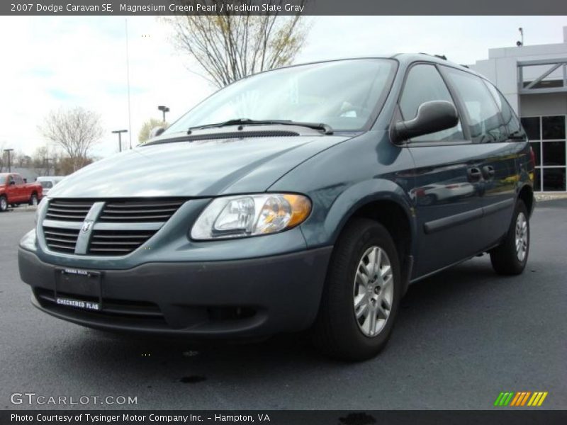 Front 3/4 View of 2007 Caravan SE