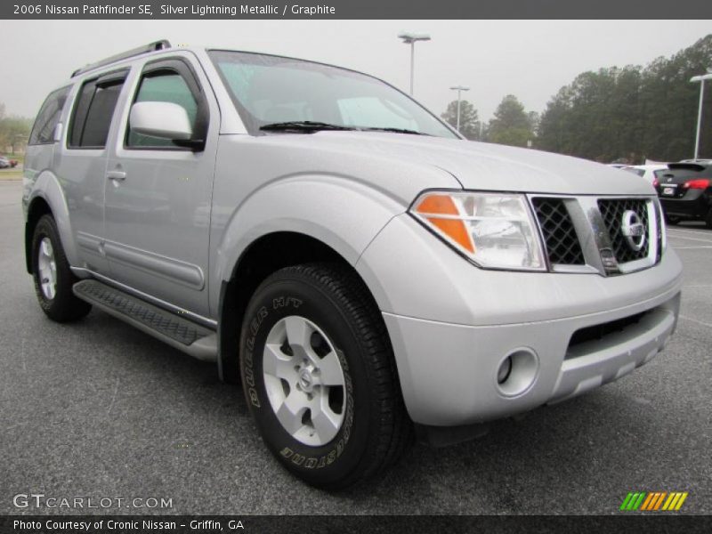 Front 3/4 View of 2006 Pathfinder SE