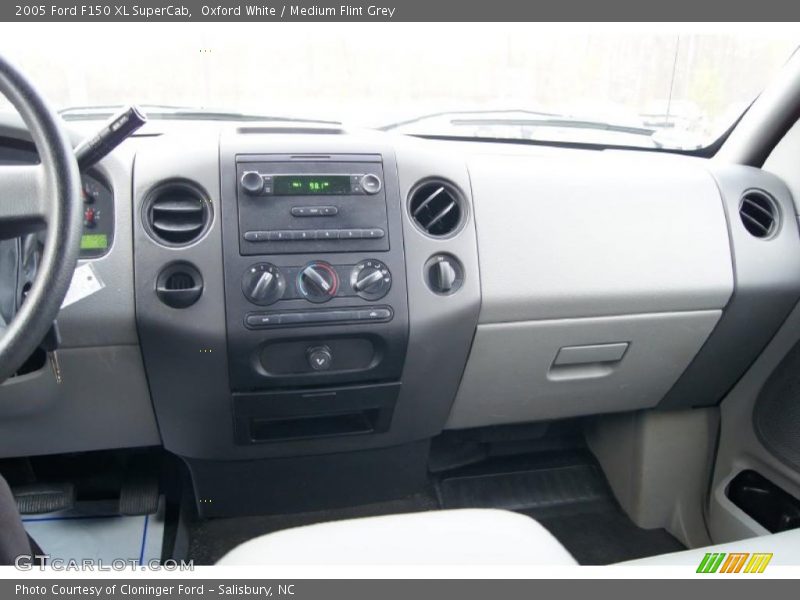 Oxford White / Medium Flint Grey 2005 Ford F150 XL SuperCab