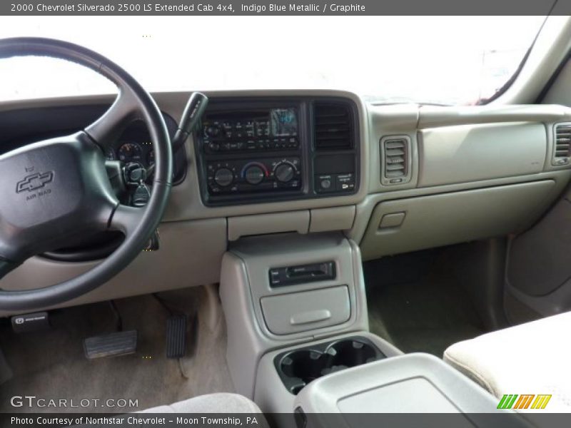 Dashboard of 2000 Silverado 2500 LS Extended Cab 4x4