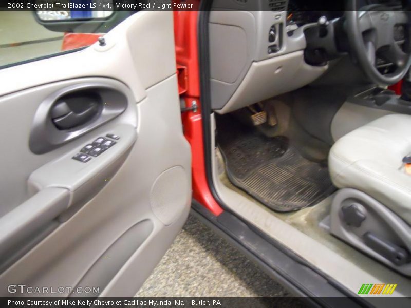 Victory Red / Light Pewter 2002 Chevrolet TrailBlazer LS 4x4