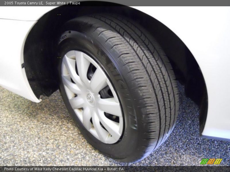 Super White / Taupe 2005 Toyota Camry LE