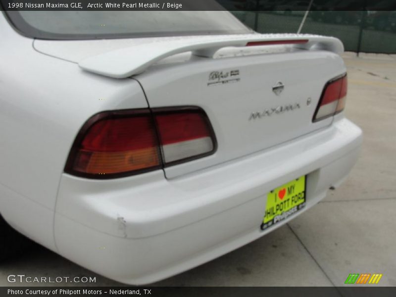 Arctic White Pearl Metallic / Beige 1998 Nissan Maxima GLE