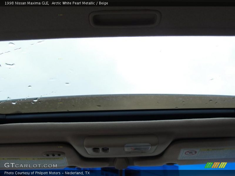 Arctic White Pearl Metallic / Beige 1998 Nissan Maxima GLE