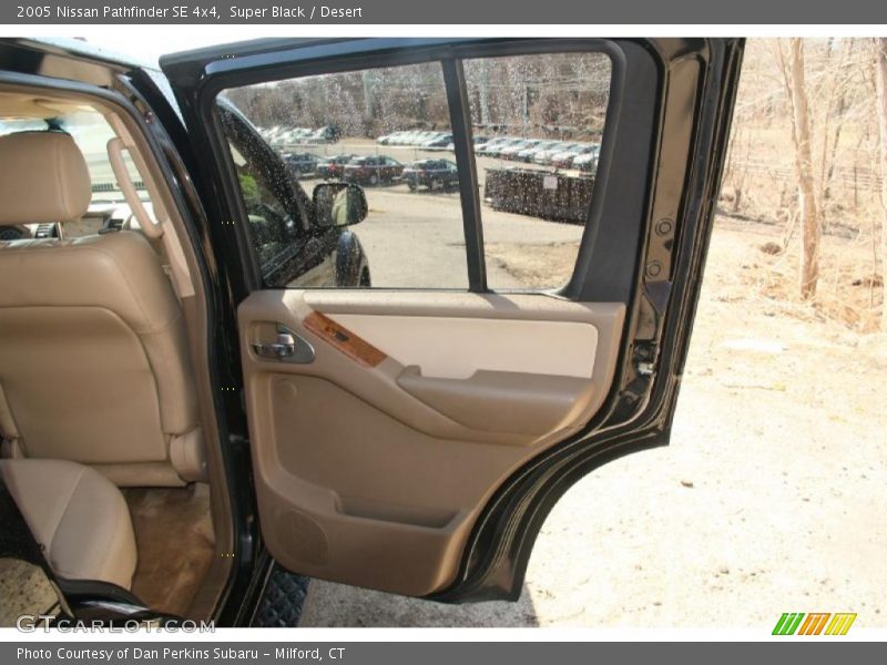 Super Black / Desert 2005 Nissan Pathfinder SE 4x4