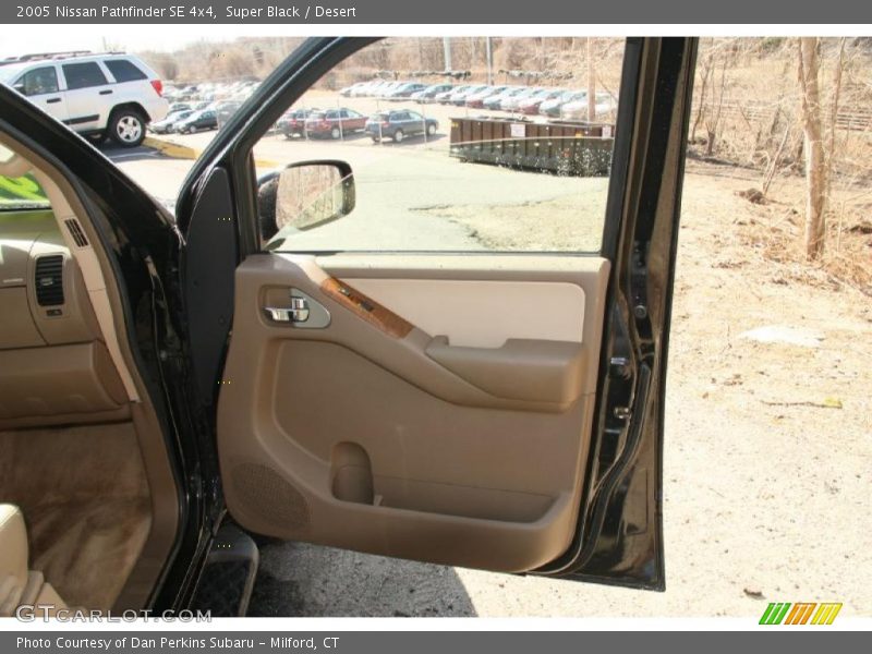 Super Black / Desert 2005 Nissan Pathfinder SE 4x4