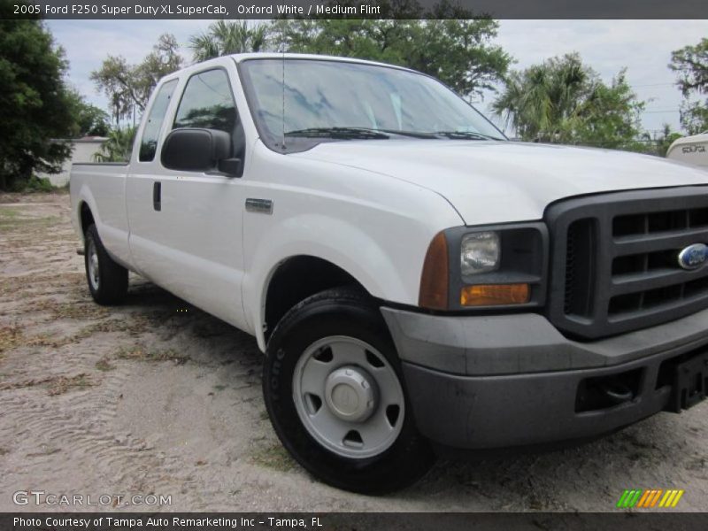 Oxford White / Medium Flint 2005 Ford F250 Super Duty XL SuperCab