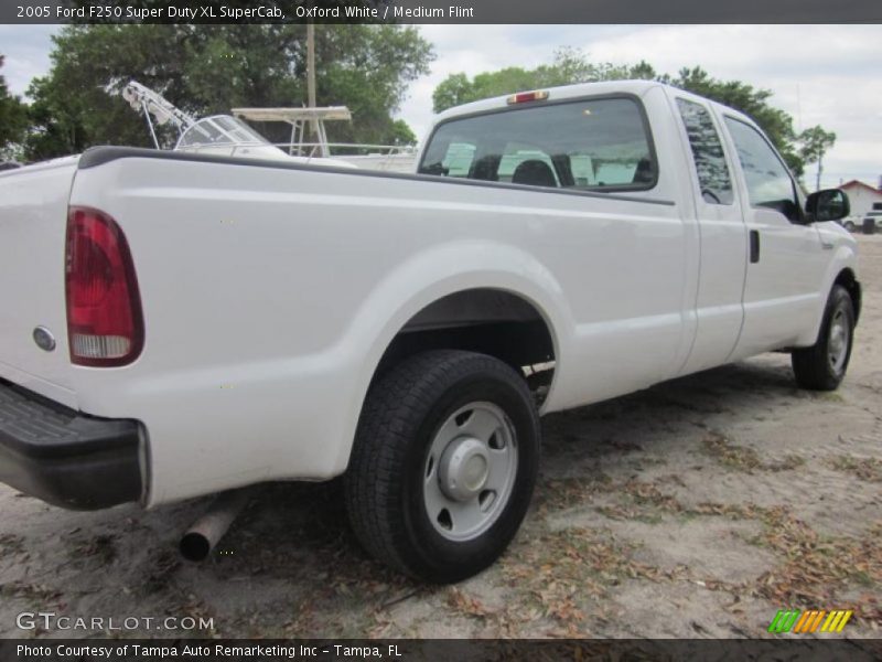Oxford White / Medium Flint 2005 Ford F250 Super Duty XL SuperCab