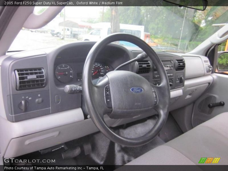 Dashboard of 2005 F250 Super Duty XL SuperCab