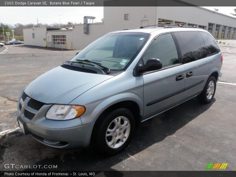 Front 3/4 View of 2003 Caravan SE