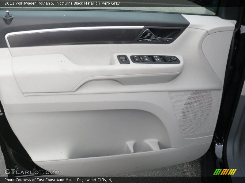 Nocturne Black Metallic / Aero Gray 2011 Volkswagen Routan S