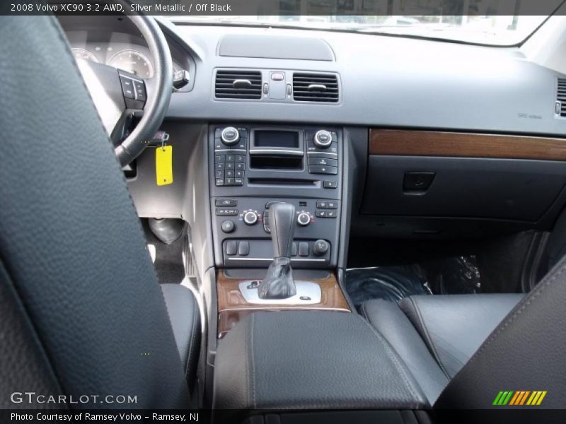 Silver Metallic / Off Black 2008 Volvo XC90 3.2 AWD