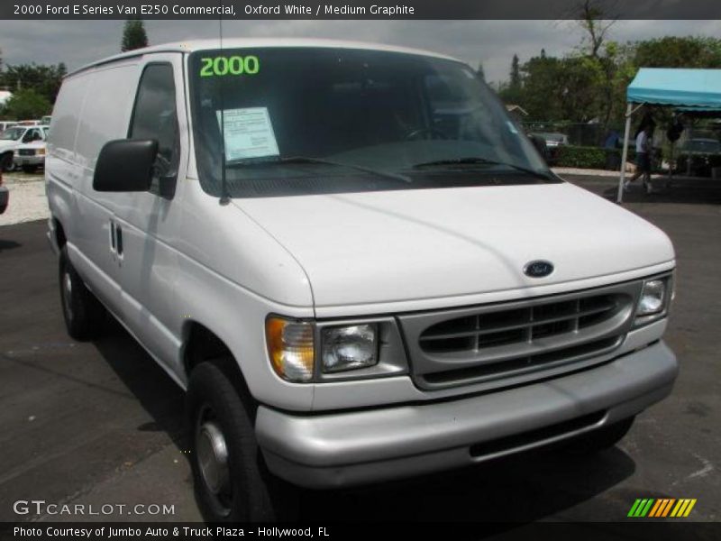 Front 3/4 View of 2000 E Series Van E250 Commercial