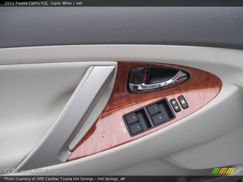 Super White / Ash 2011 Toyota Camry XLE