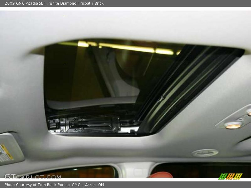 White Diamond Tricoat / Brick 2009 GMC Acadia SLT