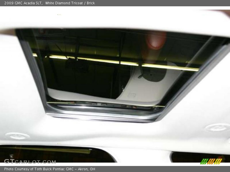 White Diamond Tricoat / Brick 2009 GMC Acadia SLT