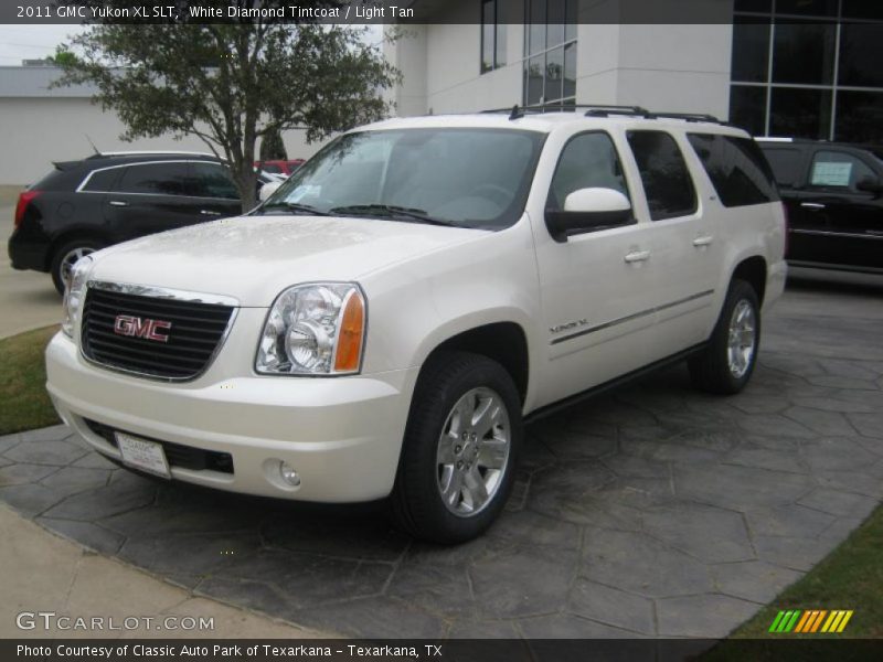 Front 3/4 View of 2011 Yukon XL SLT