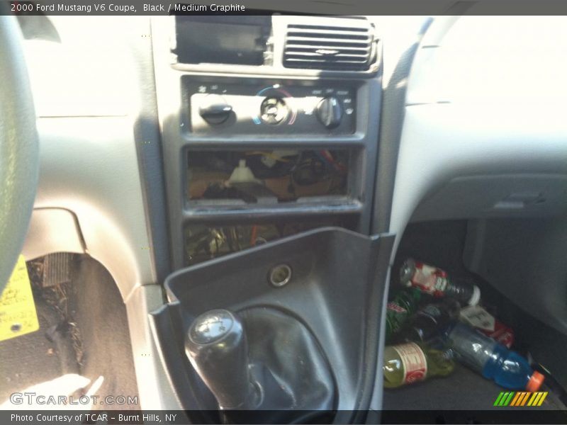 Black / Medium Graphite 2000 Ford Mustang V6 Coupe