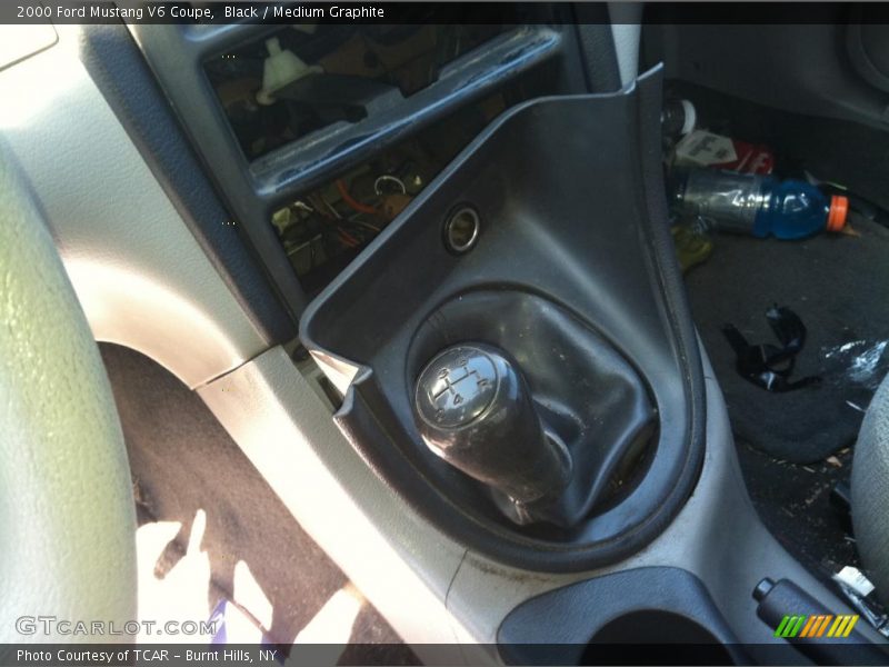 Black / Medium Graphite 2000 Ford Mustang V6 Coupe