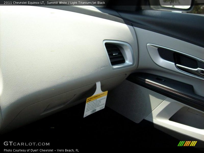 Summit White / Light Titanium/Jet Black 2011 Chevrolet Equinox LT