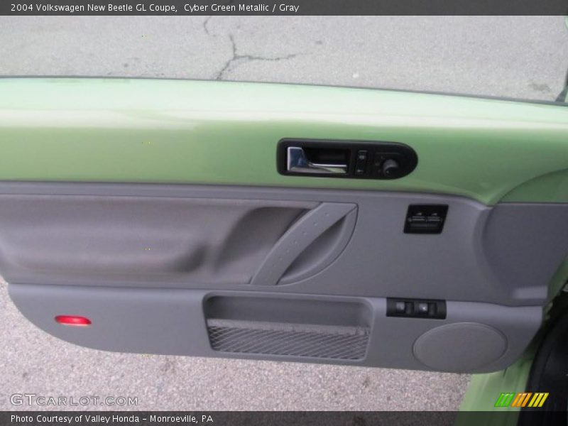 Cyber Green Metallic / Gray 2004 Volkswagen New Beetle GL Coupe