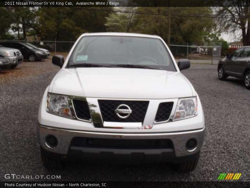 Avalanche White / Beige 2011 Nissan Frontier SV V6 King Cab